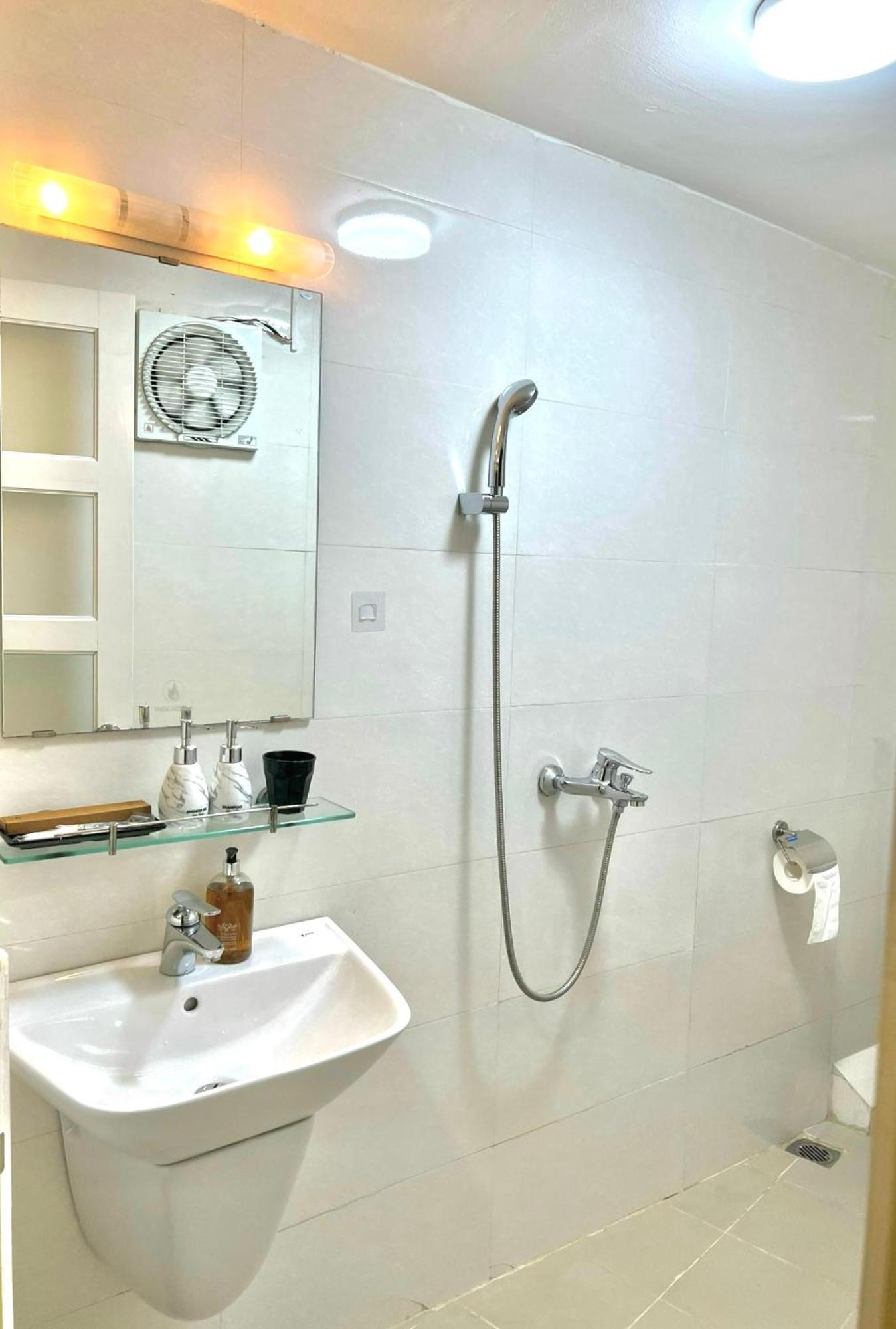 Nice Room Located Right Next To The Old Quarter Can Phong Nhieu Anh Sang Tai Ngay Gan Pho Di Bo Ho Guom 하노이 외부 사진