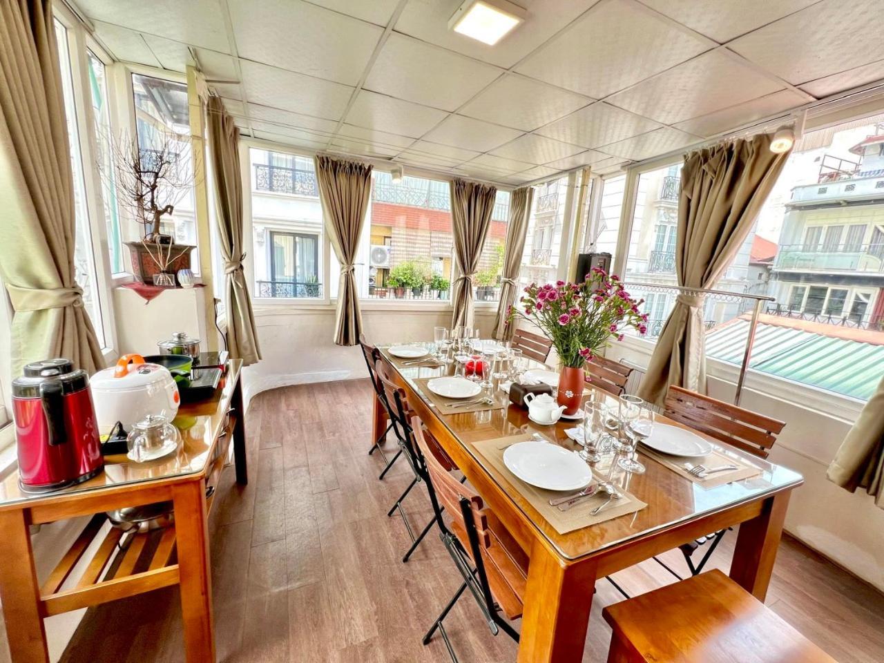 Nice Room Located Right Next To The Old Quarter Can Phong Nhieu Anh Sang Tai Ngay Gan Pho Di Bo Ho Guom 하노이 외부 사진